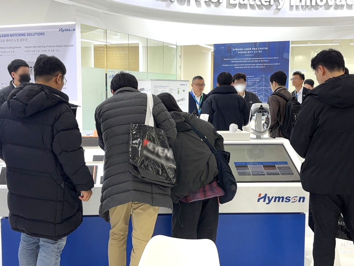5、SVG-展柜参观3.jpg